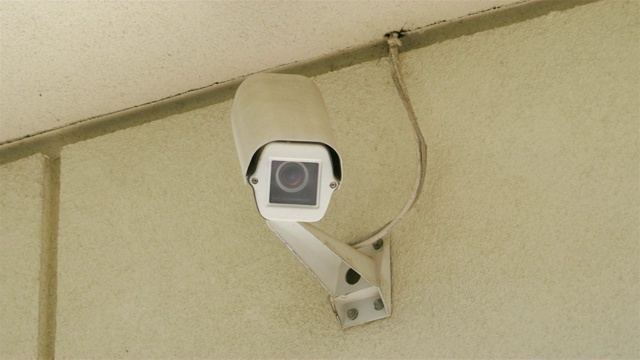 墙上的安全摄像头，4K慢镜头，60fps视频素材