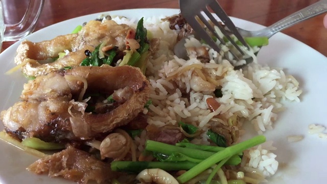 吃白米饭和炒芹菜拌鱼视频素材