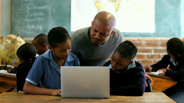 男老师和学生在4k教室使用笔记本电脑视频素材