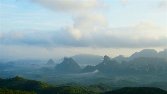 雨林中的迷雾山脉。视频素材