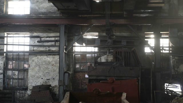 厂房内的工厂起重机。视频素材