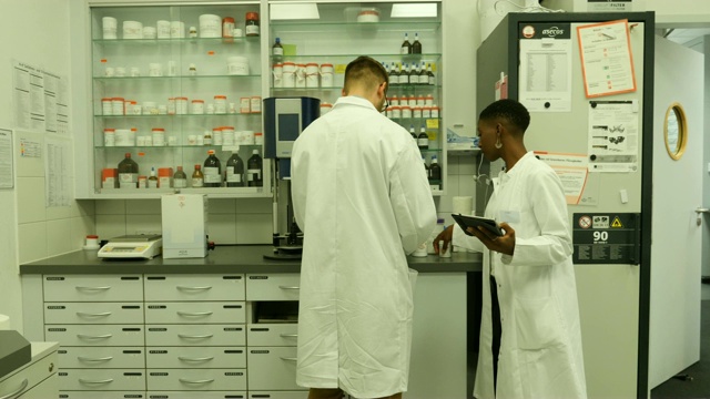 科学家在制药实验室里制药视频下载