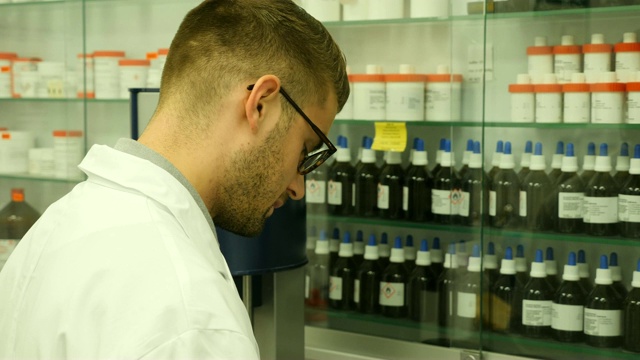 男性和女性药剂师在实验室里制作药物视频素材