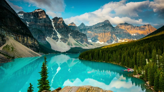 冰碛湖在班夫国家公园-加拿大-时间流逝视频素材