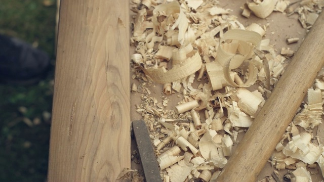 花园DIY。男人打磨木制家具。特写镜头。视频素材
