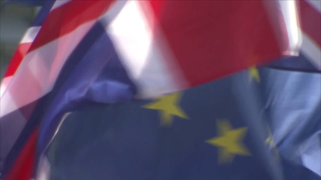 英国国旗飘扬在欧盟旗帜旁边视频素材