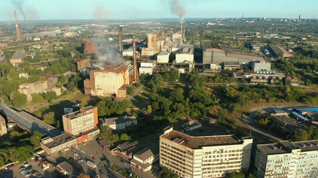 鸟瞰图的工业工厂与吸烟管道附近的城市。工业园区视频素材