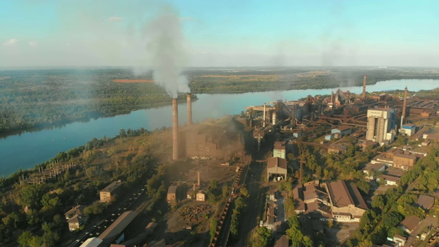 鸟瞰图的工业工厂与吸烟管道附近的城市。工业园区视频素材