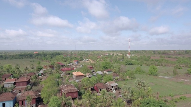 无人机拍摄:在热带植被中飞过一个典型的东南亚村庄视频素材