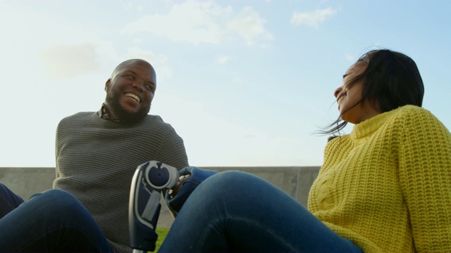 快乐的夫妇相互互动在公园在一个晴朗的日子4k视频下载