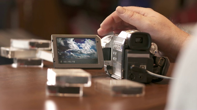 数码迷你DV摄像机液晶屏指示灯使用清洁卡带视频下载