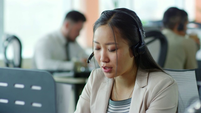 年轻的亚洲女性与客户沟通视频素材
