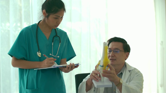 外科医生和女医生在谈论病人的健康视频素材