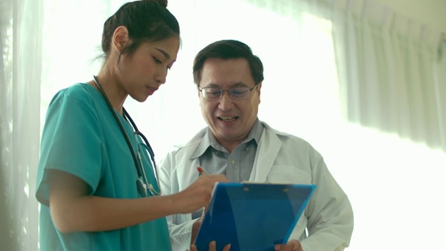 医生正在指导一位女护士视频素材