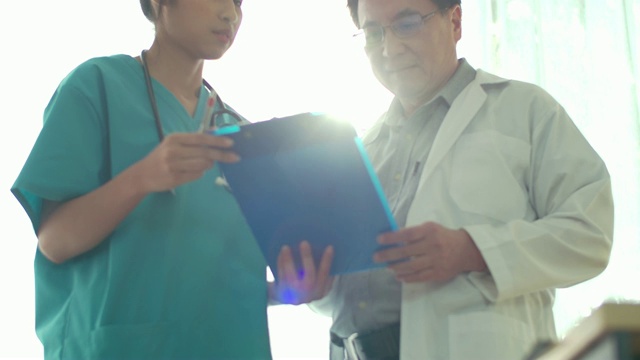 医生正在指导一位女护士视频素材