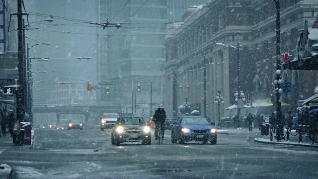 下雪时的市区道路视频下载