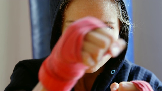 女拳击手在健身室练习拳击4k视频素材