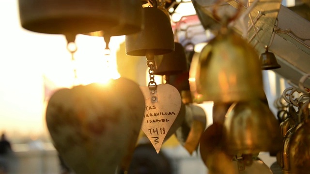 写着愿望的小铜铃在萨吉寺或金山日落时随风摆动视频下载