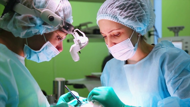 外科医生正在给眼睛做手术，特写镜头。修正的。医生做眼睑成形术。手术在手术室进行。视频素材