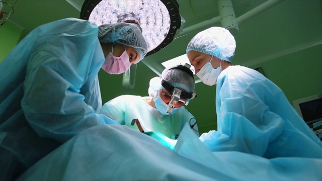 外科医生正在给眼睛做手术，特写镜头。修正的。医生做眼睑成形术。手术在手术室进行。视频素材
