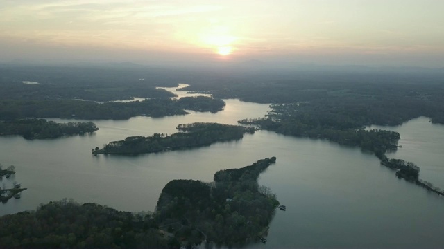 空中俯瞰湖上的日落视频素材