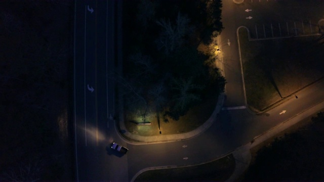 夜间空中跟踪汽车视频素材