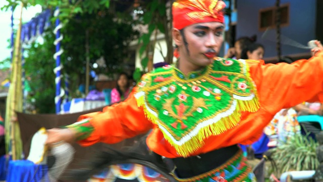 爪哇音乐舞者表演和演奏乐器视频下载