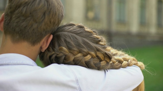 害羞的一对青少年相互拥抱，初恋，温柔的关系视频下载