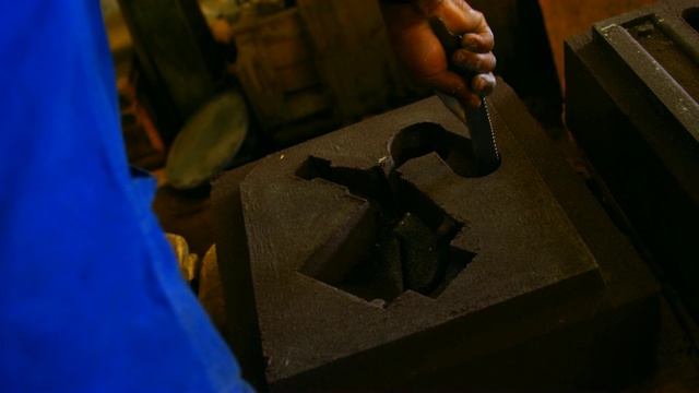 铸造车间铸造金属铸件工人中段4k视频下载