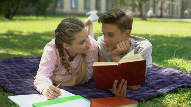 十几岁的孩子躲在书后亲吻，躺在公园格子上，第一次关系视频下载