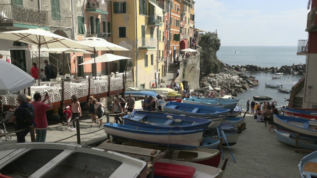 Riomaggiore村街道上的渔船视频素材