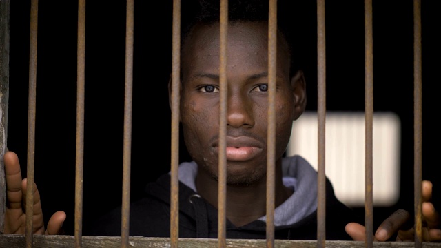 被关进监狱的年轻非洲移民。非法移民、非洲、监狱视频下载