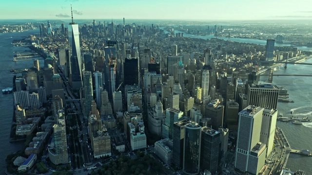 鸟瞰图曼哈顿与升起的太阳之间的摩天大楼视频素材