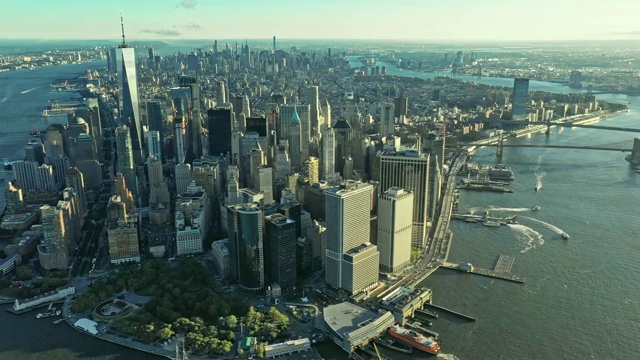 鸟瞰图曼哈顿与升起的太阳之间的摩天大楼视频素材