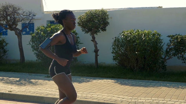 美丽的黑人年轻女子跑步运动，晨练慢动作视频下载