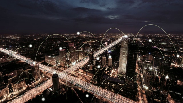 T/L WS鸟瞰图城市网络和天际线，白天到晚上的过渡视频素材