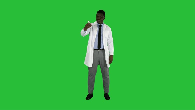 非裔美国医生在绿屏上展示鼻喷雾剂视频素材