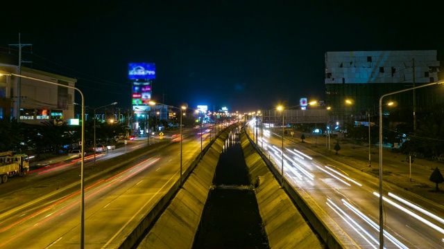 泰国公路上的夜间交通视频素材