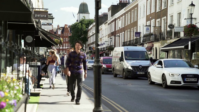 在伦敦骑士桥的比彻姆广场散步的人们视频素材
