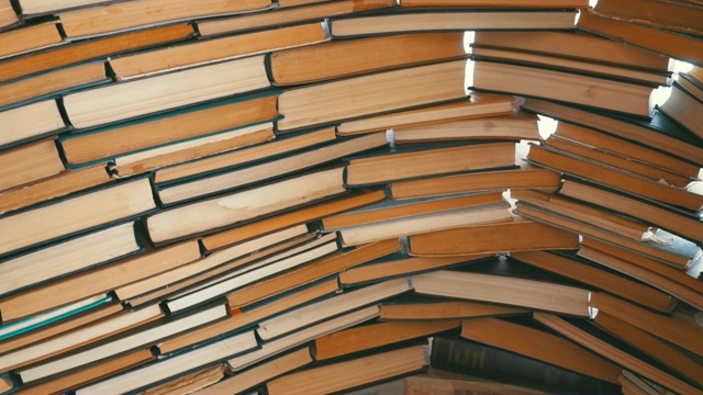 成堆的书漂亮地排成一排视频素材