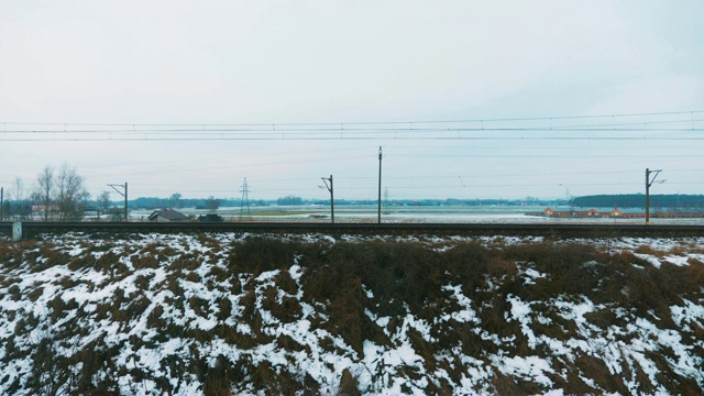 在冬季通过窗口观看火车，4k慢镜头60fps视频素材