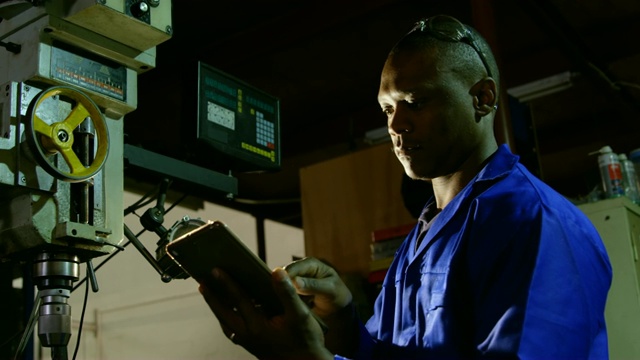 在玻璃工厂使用数码平板电脑的男性工人4k视频素材