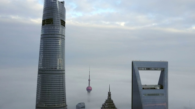 4k无人机拍摄:雾中的上海金融区视频素材