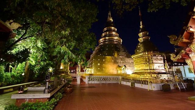 夜景Wat Phra Singh时光流逝，清迈，泰国视频下载