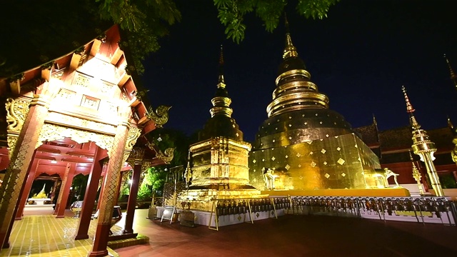夜景Wat Phra Singh时光流逝，清迈，泰国视频下载