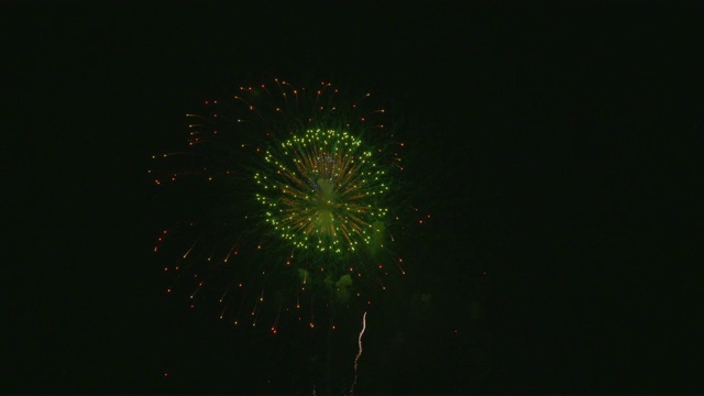 曼谷湖上的新年倒计时烟花表演。视频素材