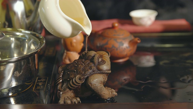 中国的传统。茶道上的蟾蜍视频素材