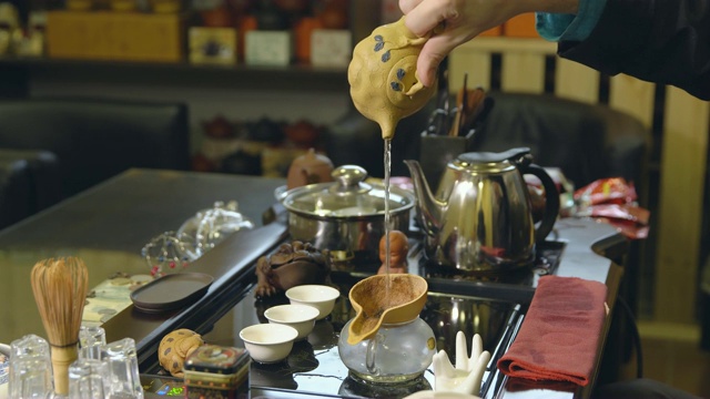 师傅用水倒茶叶。茶道视频素材