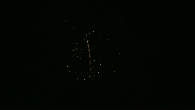 曼谷湖上的新年倒计时烟花表演。视频素材