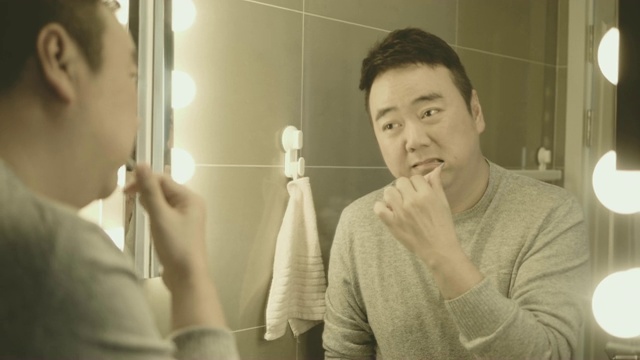 刷牙的亚洲男人视频下载
